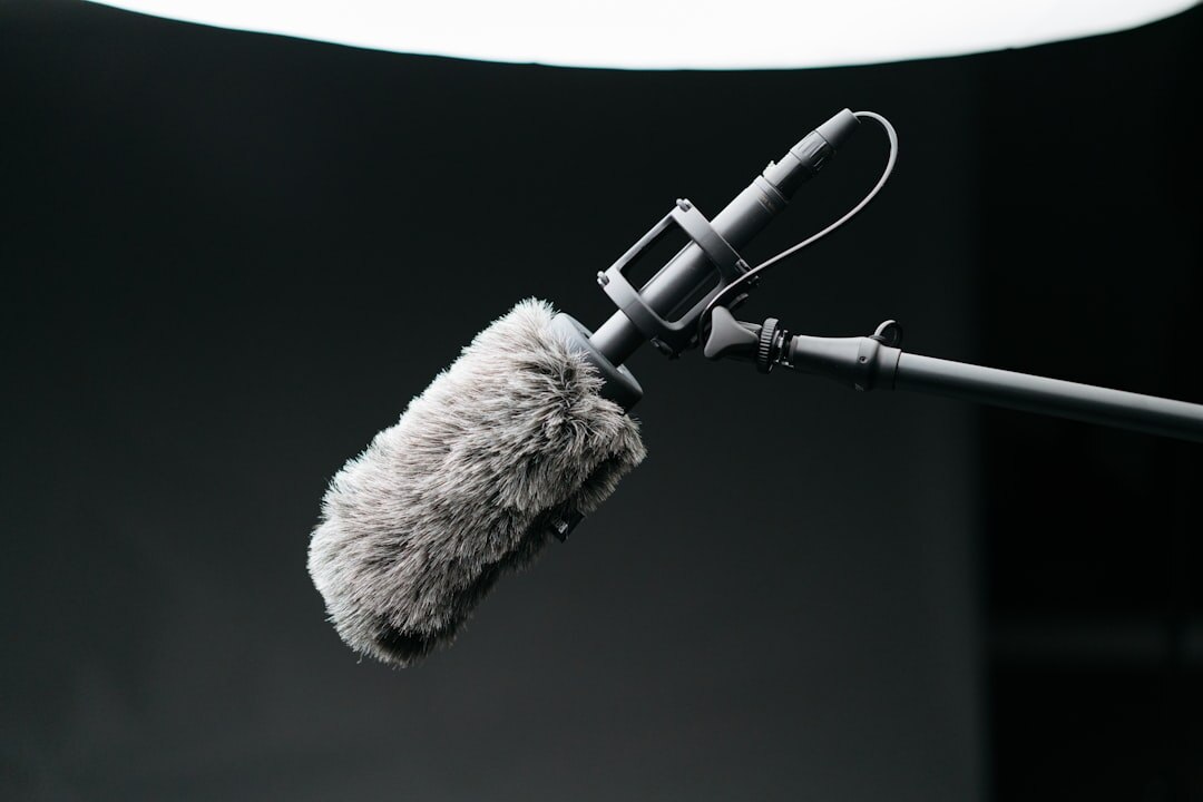 Setup profissional de entrevista com microfone e câmera