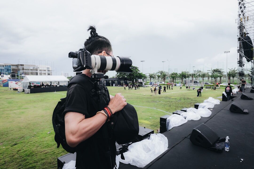 Cobertura de evento com câmeras e jornalistas