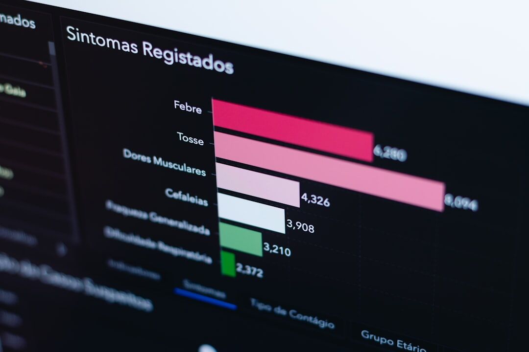 Jornalista verificando informações em múltiplas telas