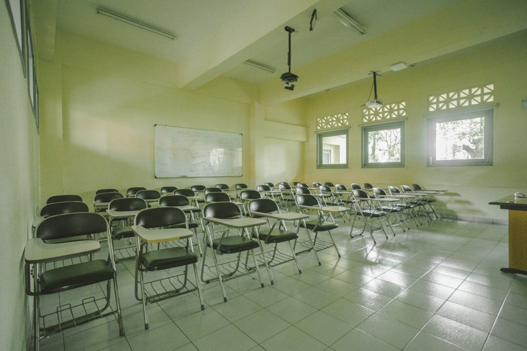 Escritório moderno de escola de jornalismo
