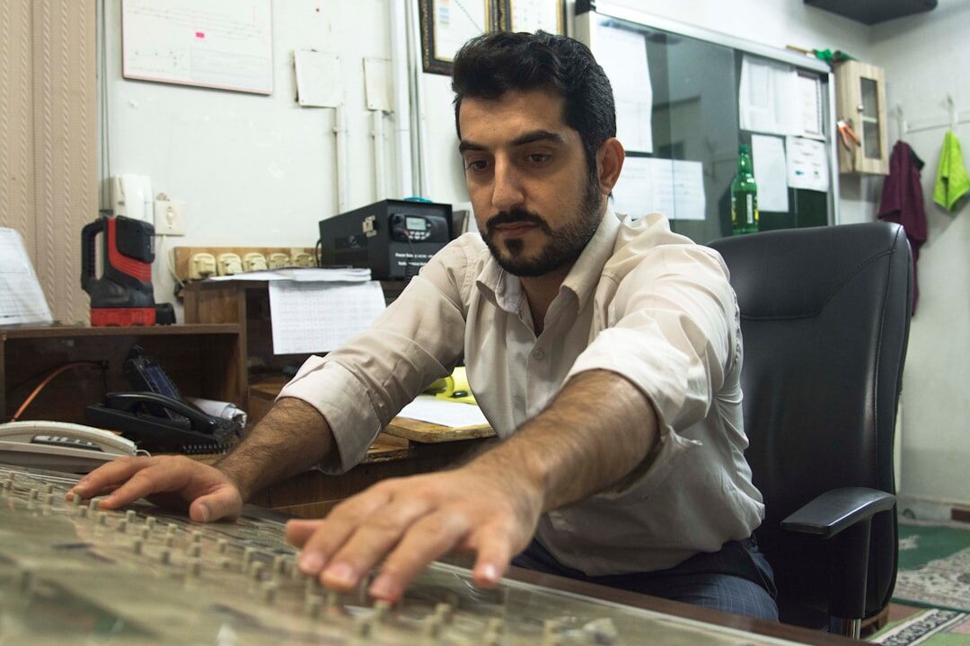 Profissional ao telefone em escritório de jornalismo