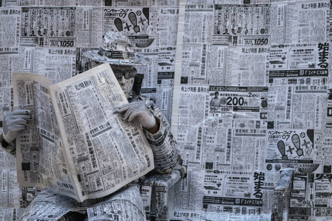 Redação de jornal moderna com jornalistas trabalhando